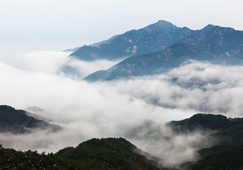 구름이 내려다 보이는 동악산전경