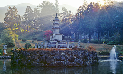 연못의 중앙에 세워진 삼층석탑
