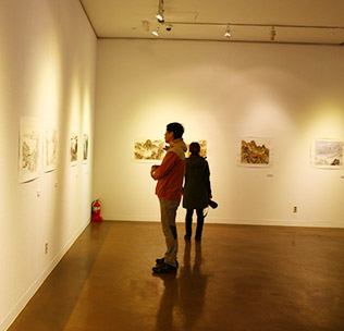 두 남녀가 미술관을 둘러보고 있는 모습